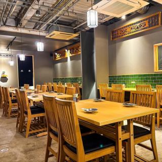 お洒落な店内雰囲気をお楽しみいただけるテーブル席