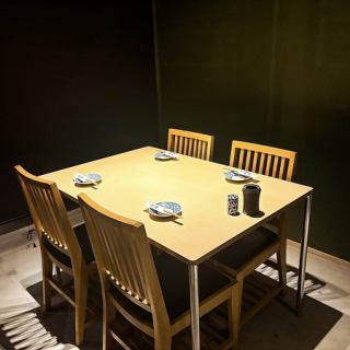 お仕事帰りの宴会にオススメの4名掛け半個室ございます。
