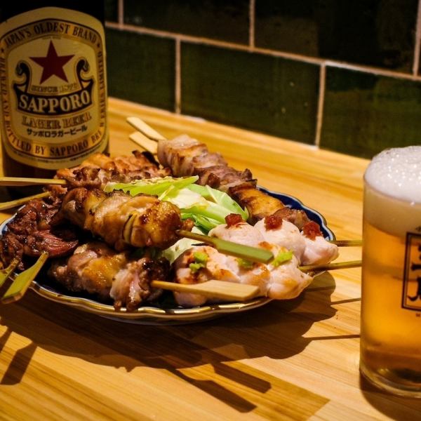 【店内仕込みの炭火焼き鳥】炭火を使った焼き鳥とお酒と共にお楽しみください。