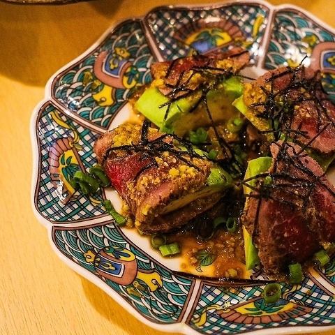 【気の利いた逸品あり】低温調理レバーにパルミジャーノポテサラ、特製ワサビーフや炭火焼牛タンetc・・・