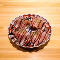 草莓和奶油奶酪裹在意大利熏火腿里