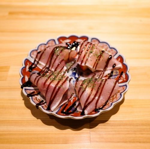 草莓和奶油奶酪裹在意大利熏火腿里