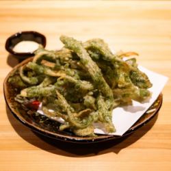 炸牛蒡根配海藻