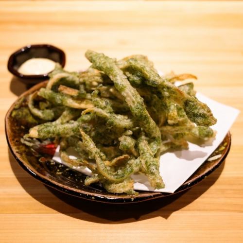 炸牛蒡根配海藻