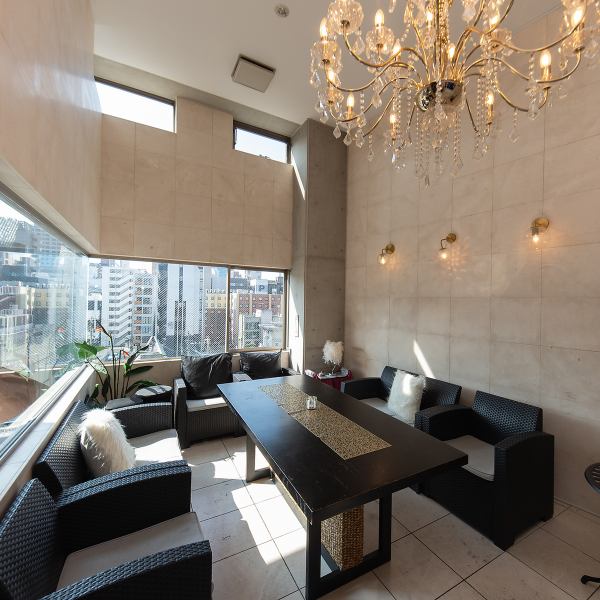 【VIPルーム】は、最大18名様までの宴会貸切が可能です！プライベート感あふれる空間で、友人や同僚と共に楽しいひとときをお過ごしいただけます。特別なコース料理を用意して、お祝い事や集まりにぴったりの環境を提供。貸切のご利用もお気軽にご相談ください！素敵な時間を心ゆくまでお楽しみください★