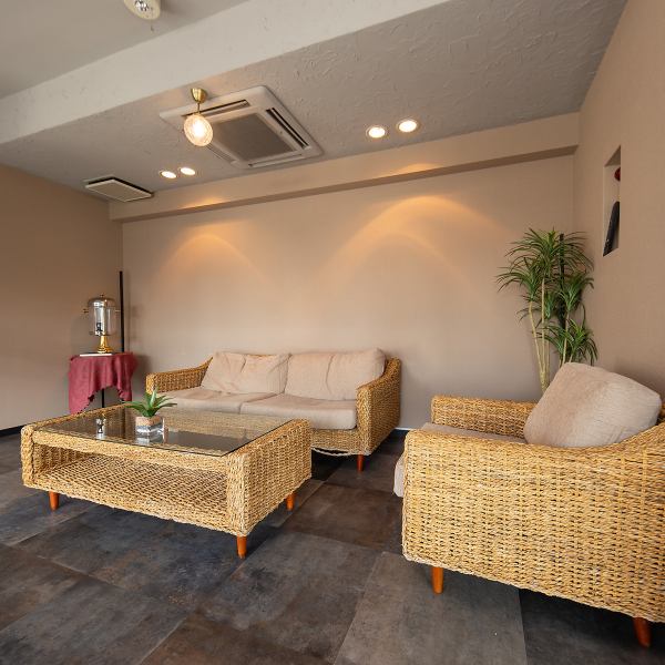 【テーブル席】は、4名様掛けが4つご用意されており、親しい友人との楽しい時間を過ごすのに最適です！居心地の良い雰囲気の中で、ゆったりとした会話を楽しみながら、美味しい料理をお楽しみいただけます。女子会や主婦会にもぴったりな空間で、特別なひとときを演出しますので、ぜひお越しくださいね★