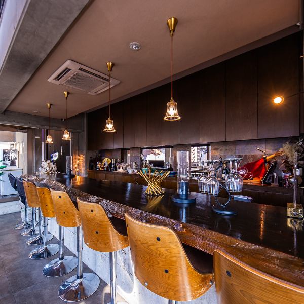 【カウンター席】は9席を完備しており、落ち着いた雰囲気の中で美味しいお食事を楽しむのに最適です。お一人様でも気軽にご利用いただけるので、サクッと飲みたい時や、ゆっくりと食事を楽しむ時にピッタリ！目の前で繰り広げられる料理の数々を眺めながら、心温まる特別なひとときをお過ごしください★