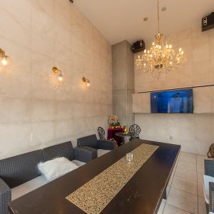 【個室 18×1】大人数での集まりや特別な女子会にぴったりの場所です！プライベート感がありながら、明るく開放的な雰囲気が魅力★18席の個室が、仲間や同僚との大切な時間を彩ります。美味しい料理と豊富なワインで、会話が一層盛り上がること間違いなし♪心に残るひとときをこの空間で楽しみましょう！