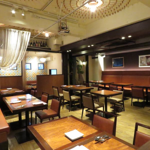 当店では、最大60名様までのご宴会にも対応可能です♪温かく落ち着いた雰囲気の店内で、お料理や会話を存分にお楽しみいただけます。職場の集まりや、友人同士のパーティー、打ち上げなど、二次会等、様々なシーンにご利用ください。プロジェクターも完備しておりますので、パーティーやイベント、二次会にもピッタリです♪