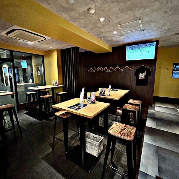 店内はオールドアメリカンスタイル！オシャレで大人な雰囲気の中にも居心地の良さが。