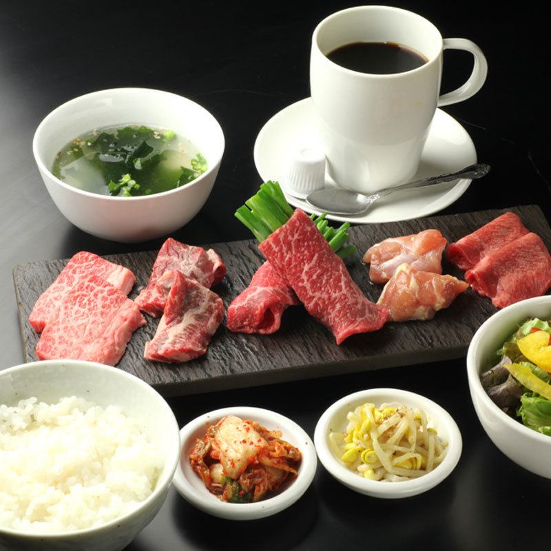 "Meat Takumi Lunch" includes 5 kinds of meat such as salted tongue / upper ribs and namul and rice