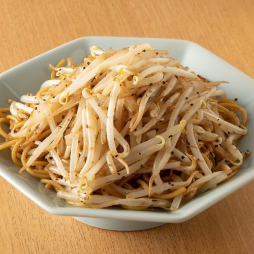 Bean sprout fried noodles