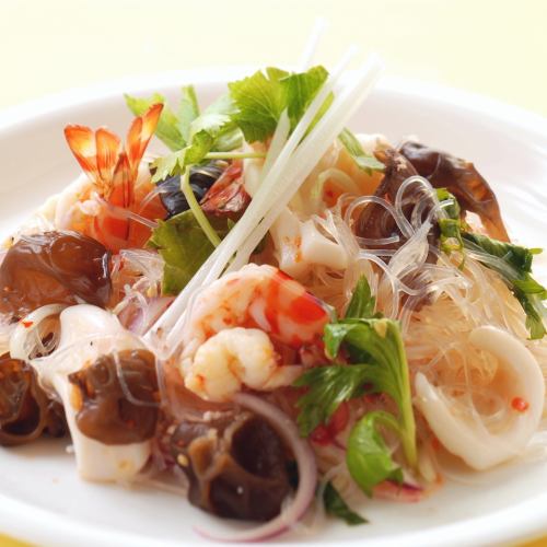 Thai vermicelli salad "Yam Woon Sen"
