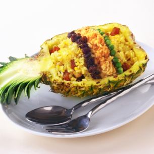 Pineapple fried rice "Khaoop Sapparot"