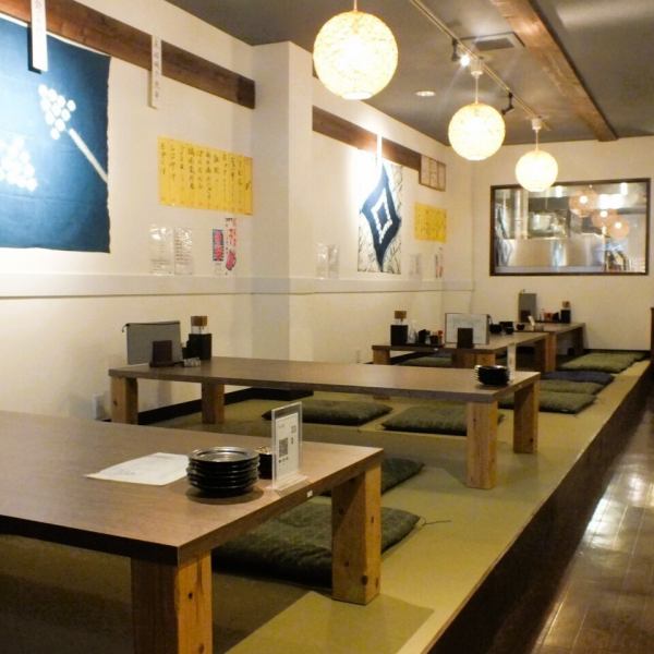 店内は座敷・掘りごたつ・テーブル席のご用意がございます。座敷は最大24名でご利用頂けます。ご宴会の際には、足を伸ばして寛げるお座敷がオススメ！お仲間やご家族でのお食事や飲み会、女子会、会社のご接待など、様々なシーンでご活用いただけます。