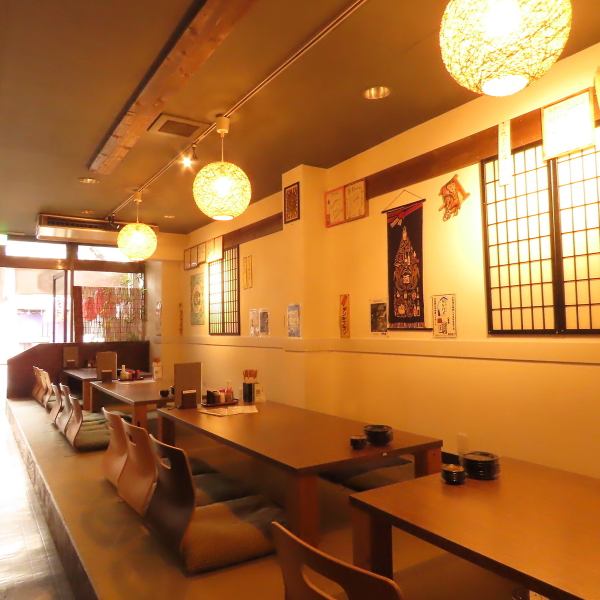 店内は座敷・テーブル席のご用意がございます。座敷は最大24名でご利用頂けます。ご宴会の際には、足を伸ばして寛げるお座敷がオススメ!お仲間やご家族でのお食事や飲み会、女子会、会社のご接待など、様々なシーンでご活用いただけます。