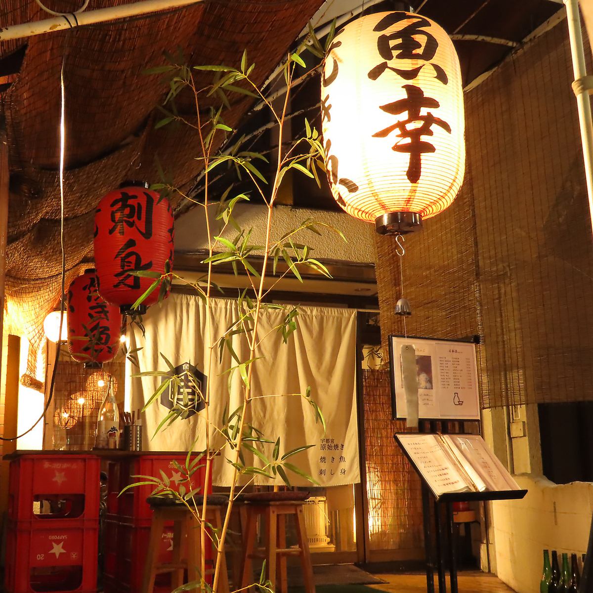 赤い提灯が目印。原始焼きはもちろん、海鮮もおすすめです◎