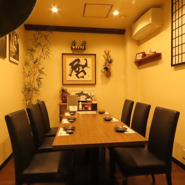6名でご利用可能な個室席をご用意！接待やご友人との飲み会など様々なシーンでご利用可能です。大人気ですぐ埋まってしまう為、ネット予約がオススメです♪