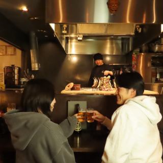 カウンターは目の前で【原始焼き】を見ることのできる特等席。少人数でのご利用はカウンターがオススメでです！