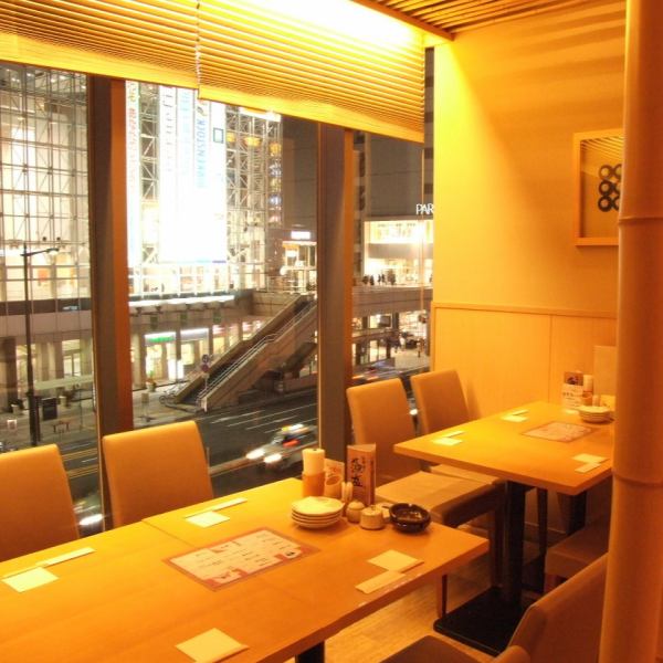 ランチ・ディナーで人気の窓辺の席★4名掛けのテーブル席もあり、夜は眺めもキレイで楽しめます。