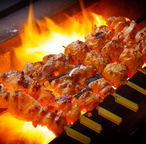 炭火・串焼・鶏料理専門店の一本一本丁寧に焼き上げた串焼と焼き鳥はアルコールとの相性抜群