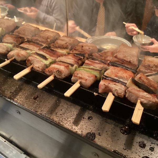 炭火・串焼・鶏料理専門店の一本一本丁寧に焼き上げた串焼と焼き鳥はアルコールとの相性抜群