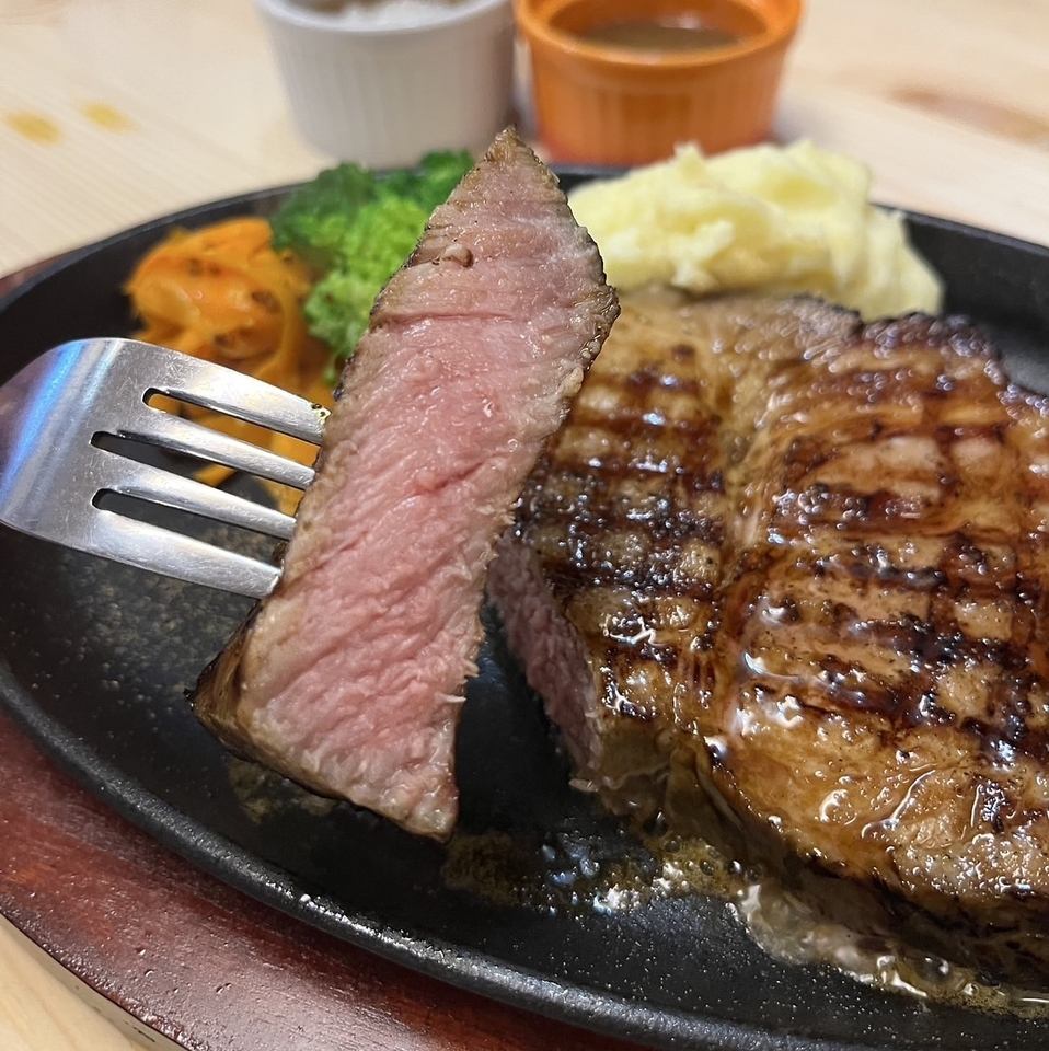 沖縄県産豚肉を使用しており、ジューシーなお肉を楽しめます！