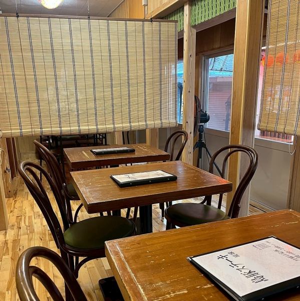 【築70年以上の古民家をリフォーム！】100年以上前の展示物なども飾られた店内は、歴史を感じる落ち着いた雰囲気です。テーブル席でゆったりと寛げるので、ファミリー利用や宴会などでの利用にピッタリです。様々なシーンで和やかにご利用いただけるお店ですので、お気軽にお越しください！