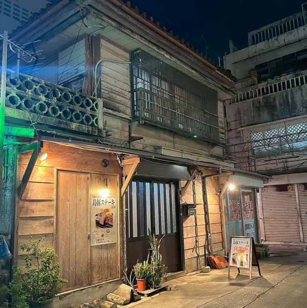 【沖縄モノレール安里駅東口徒歩約2分】沖縄の温かみと懐かしさを感じていただけるよう、木を基調とした落ち着いた空間に仕上げました。壁や床、カウンターなど、随所に木のぬくもりを感じていただけます。心地よい照明と相まって、心からリラックスできる癒しの空間です。心安らぐ空間で、ぜひゆったりとお寛ぎください！