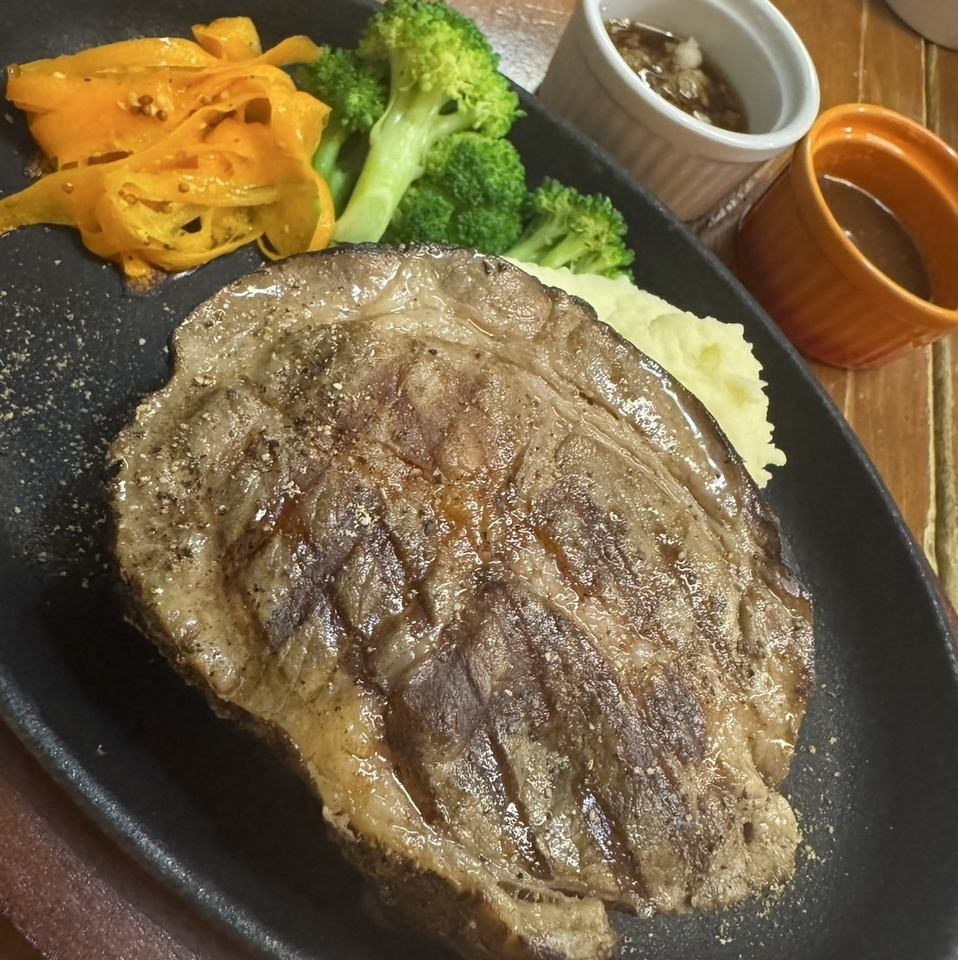 上質な沖縄県産豚肉のステーキを存分にお楽しみください！