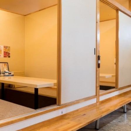 その空間にいるだけで会話が弾むような、落ち着いた雰囲気の店内。カーテンで仕切られた＜2～4名様用＞の半個室3部屋以外は、すべてが完全個室。＜10～26名様＞でご利用可能なお座敷個室もあるので、女子会などの小宴会から、忘年会や歓送迎会などの大宴会まで♪