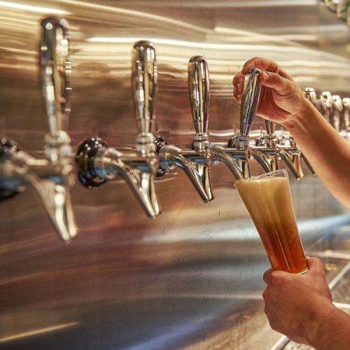超过10种类型的自来水啤酒瞪着柜台！