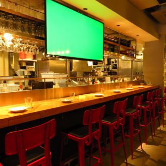 It is a popular seat where you can see beer pouring from a spacious counter seat beer tap that is happy for one person! A large monitor is also available so you can enjoy watching sports.