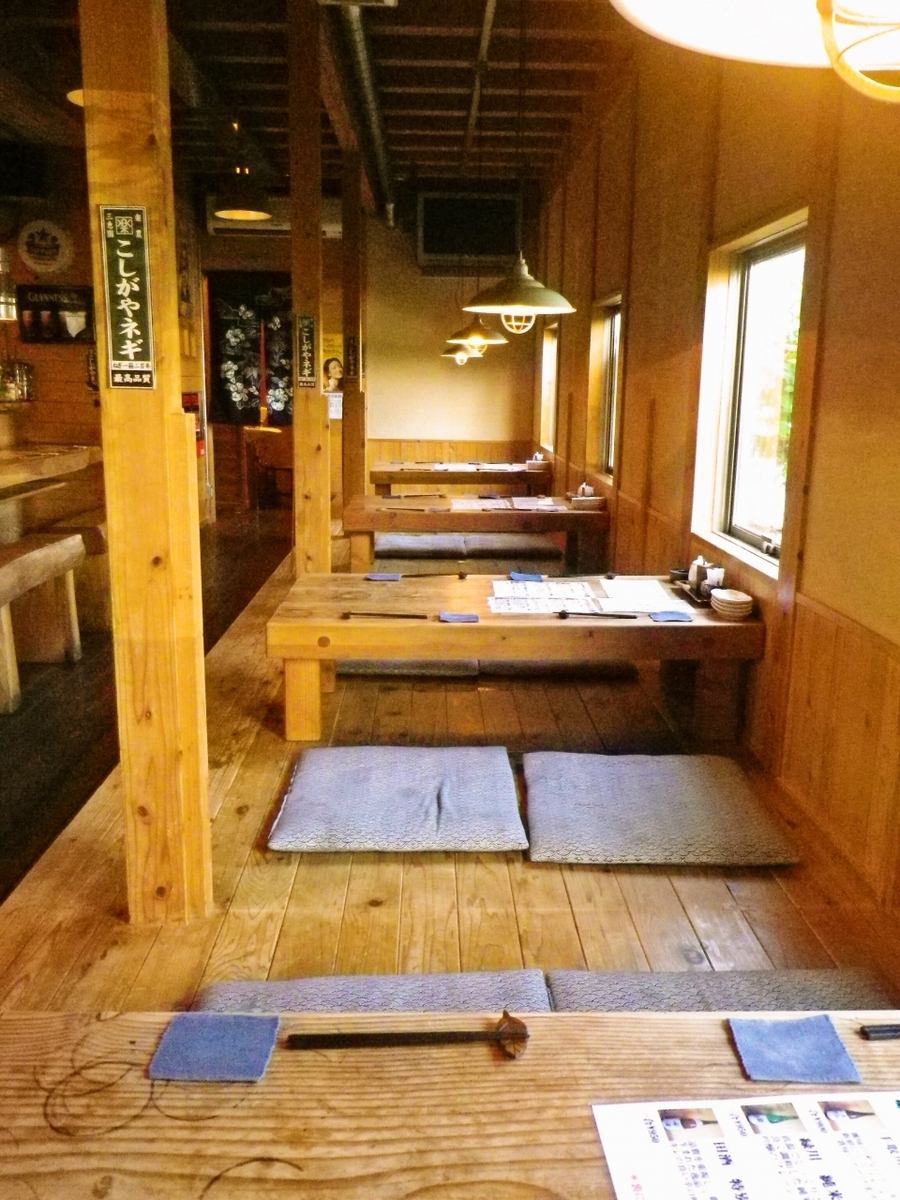 The wood-grained and calm interior ♪ It seems that you will stay longer!