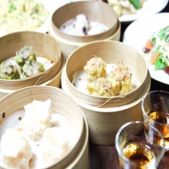 【繽紛套餐】3種開胃菜、炸物、2種點心、炒菜、麵條和米飯或粥、甜點……共9道菜,4500日元(含稅)