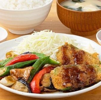 肉詰めピーマンフライと豚肉 彩り野菜炒め　<定食>