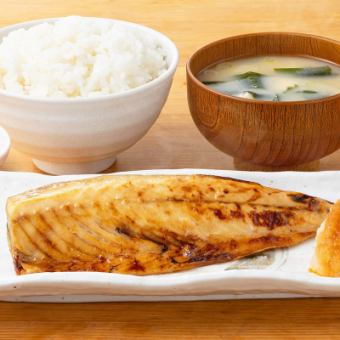 サバ塩焼き