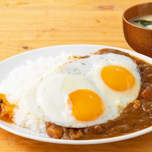 目玉焼きカレーライス