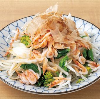 ＜一品＞釜揚げ桜海老と新玉ねぎのサラダ/春キャベツの浅漬け