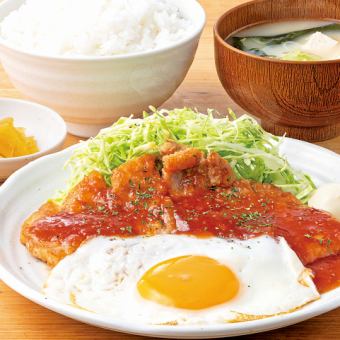 [大人気]ポークチャップの新玉ねぎソースと目玉焼き定食