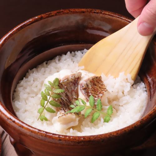 Earthenware pot rice packed with the flavor of seasonal ingredients