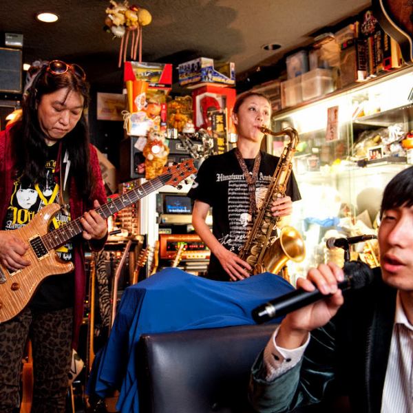 【Kabukicho's retreat karaoke】 In our party / second party in Shinjuku it is our shop! Karaoke of live music can be done sunflower ♪ Tomorrow who knows exactly Kabukicho 1 entertainment Amusement band karaoke ☆ Once you definitely add yourself you will definitely be addicted! The owner is a guitar, the wife is a saxophone ♪ enlivens your karaoke grand ♪