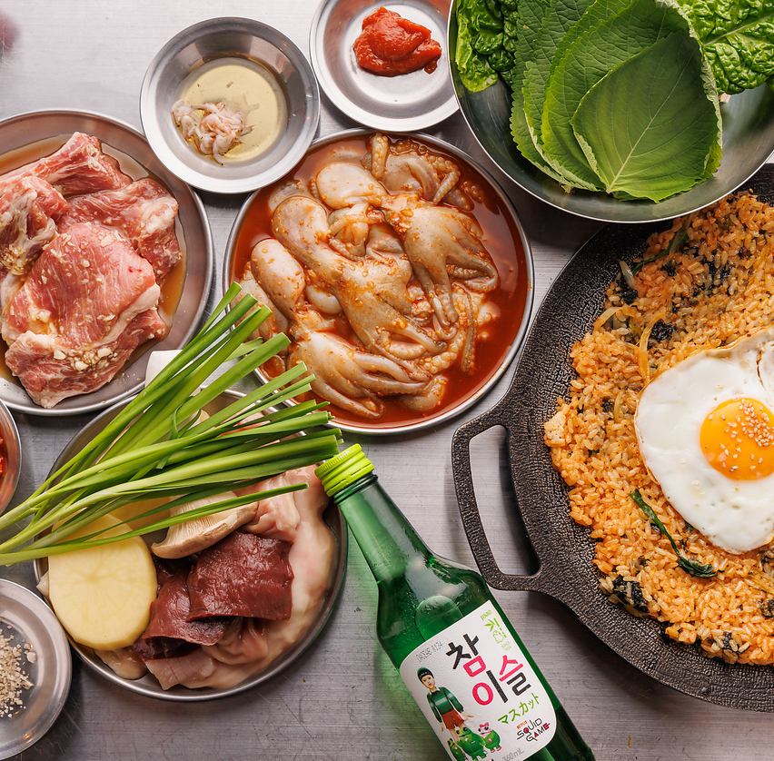 スタッフが目の前でお肉をお焼きしてご提供する釜山スタイルのホルモン焼肉