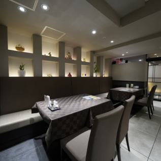 ゆったりとお寛ぎいただける空間、席間隔も広めにご用意しております。