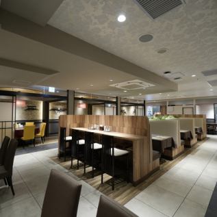 テーブル席は100席もあり、友人や家族との集まりにぴったり!お一人様でもお気軽に来店できる雰囲気が魅力です◎円卓席8名様×3卓◎BOX席4名様×8席◎テーブル席8名様×1席◎テーブル席4名様×6席◎カウンター席1名様×4席★70人~100人までの貸切も可能となっております。ご利用の際には、店舗までご確認くださいませ。