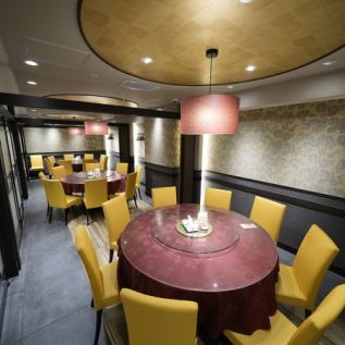 大勢で集まることができる円卓が用意されており、みんなでシェアしながら楽しむスタイル☆さらに、プライベートな会話を楽しめる円卓半個室も3部屋完備しているので、特別な時間を過ごすことができます