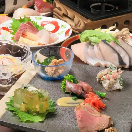 【年末聚会的完美之选!】豪华日式宴席套餐,包含新鲜刺身、鳗鱼、火锅等,120 分钟畅饮,共 10 道菜,价格为 7000 日元(含税)。