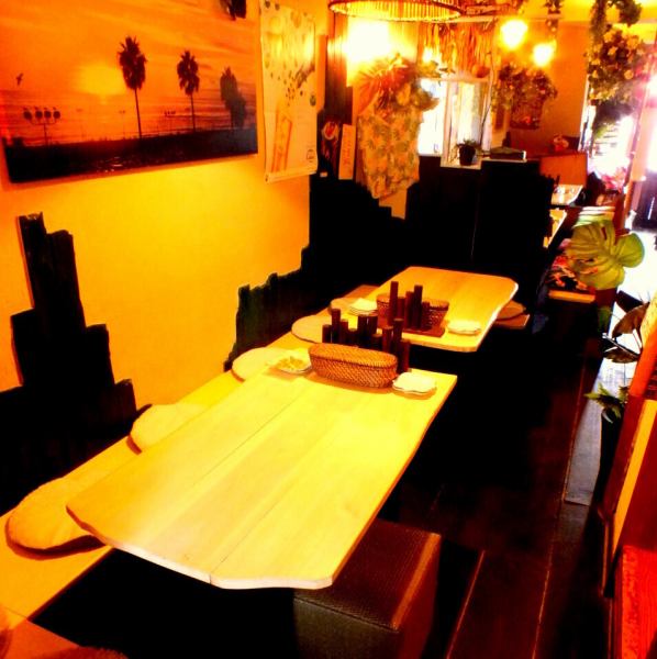 おしゃれな店内にピッタリの木目調のリゾートテーブル席は、デートでご利用されるお客様にも大人気♪使い勝手のいい店内は宴会やパーティー、女子会など様々なシーンでお使いいただけます◎友達とワイワイお楽しみたいときは、当店自慢のメニューが揃った飲み放題付きコースがおススメ☆