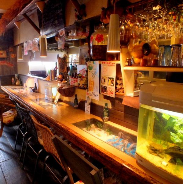 オープンキッチンとなっており、お一人様でのご来店の際も気さくな店主をお話ししながら食事を楽しまれるお客様も多数♪サクッと軽く一杯飲みに立ち寄ったつもりが、ついつい長居してしまうほどの居心地良さ☆ぜひ一度お気軽にお立ち寄りください♪