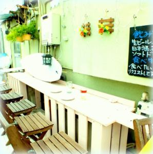 夏場はうれしいテラス席♪丸テーブルもございます